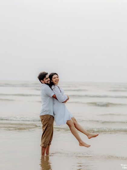 The ocean breeze, the setting sun, and the feeling of being swept off your feet. This spontaneous beach pre-wedding shot is all about capturing pure, uninhibited happiness.