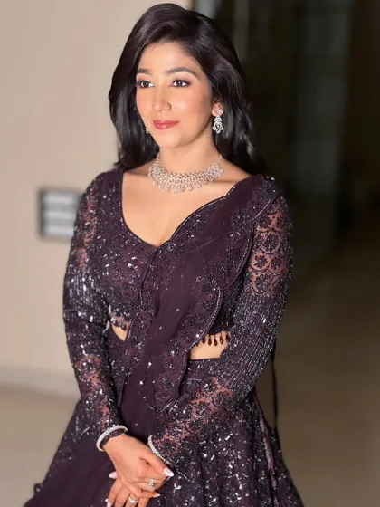 A side view of the reception glam. The focus is on flawless skin and softly defined eyes.