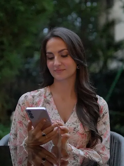 Another lifestyle shot for Samsung with Elli AvrRam. The focus is on clean skin and subtle definition, creating a look that is both beautiful and relatable.