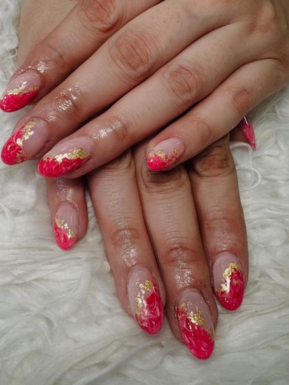 A beautiful abstract design using pink and gold foil on a clear base. This is a great option for a modern and artistic wedding guest look.