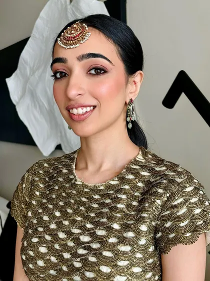 What's the first word that comes to mind for this look? For me, it's FRESH. This bridesmaid's makeup is clean, glowing, and effortlessly beautiful.