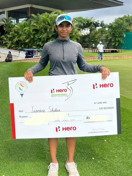 Jasmine Shekar with her prize check after a well-deserved win. Her performance, including four consecutive birdies, showcases the competitive edge our players develop.