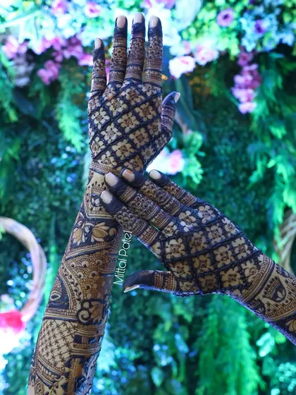An artistic shot of a back of hand design with a heavy jaal (net) pattern. This classic style is timeless and creates a very full and intricate look.