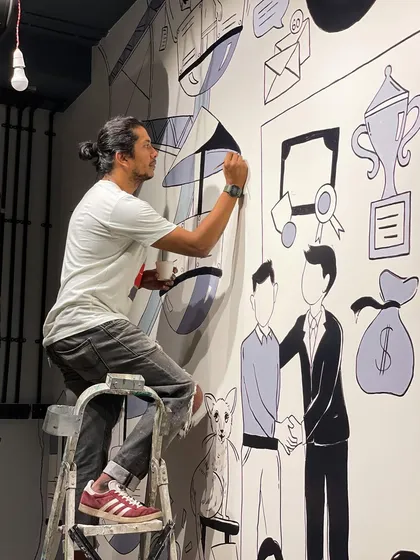 The details are everything. Here I am on a ladder, focused on the intricate line work for a black and white corporate mural. Every stroke is done by hand to ensure the final piece is sharp, clean, and full of character.