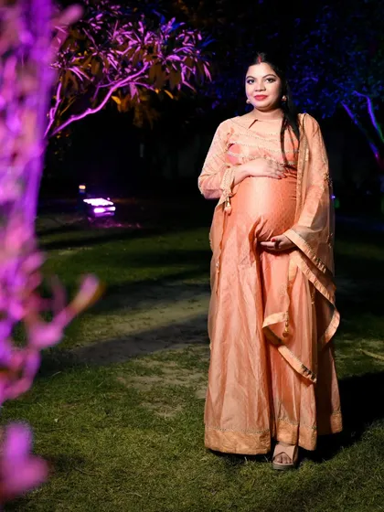 An outdoor maternity shoot at night can be truly magical. The lighting in this park created a serene and dreamy atmosphere for this solo portrait.