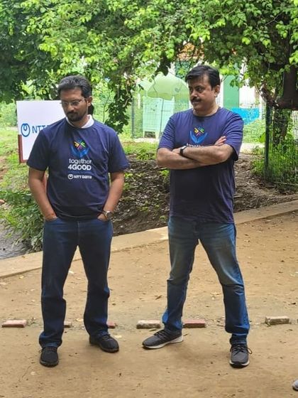 Our team member briefs the volunteers from NTT Data at the Aravali Creek site, explaining how their work connects to the larger Chakkarpur Wazirabad Bundh trail.