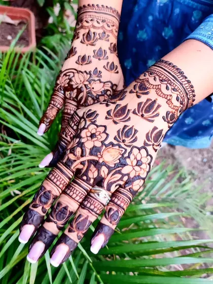 Cutwork, or negative space, is a powerful technique that makes designs pop. I will guide you through creating clean, impactful lotus cutwork like this, a skill that will set your festival and bridal henna apart.