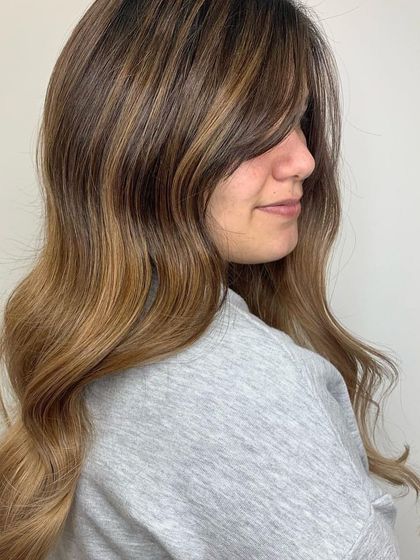 A sandy balayage gives a soft, sun-kissed effect that looks incredibly natural. This technique is low maintenance and grows out beautifully, making it a great option for a subtle but stunning hair transformation.