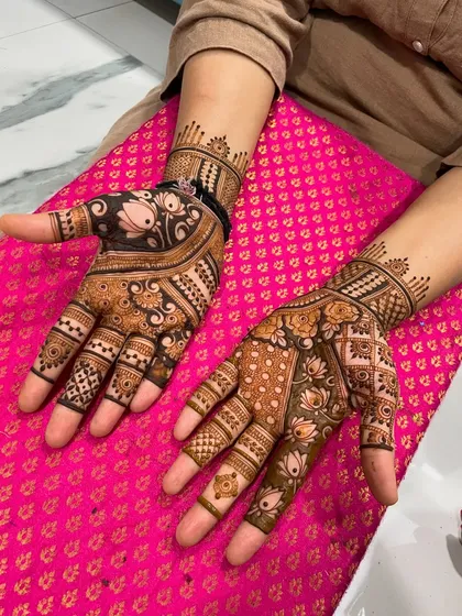 An elegant design with a mix of floral and geometric patterns. This is a versatile look that is perfect for any occasion.