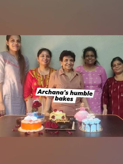 Another wonderful batch of students proudly displaying the cakes they decorated, featuring a doll cake, a flower cake, and a chocolate collar cake.