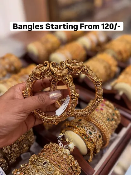 These statement kadas feature a classic twin-peacock design with an antique gold finish. They are bold enough to be worn on their own and add a majestic touch to your outfit.