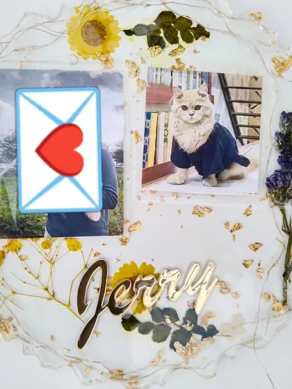 Resin frames are also for our furry friends. I made this memorial plaque for a beloved cat named Jerry, preserving his photo alongside dried flowers and his name in gold.