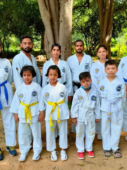 A group photo with students of different belt levels, from yellow to blue, after a successful seminar.