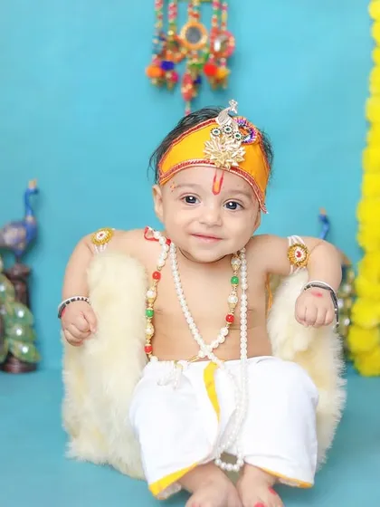 A different costume for our little Kanha, this time in white and yellow, showing the options available for your session.