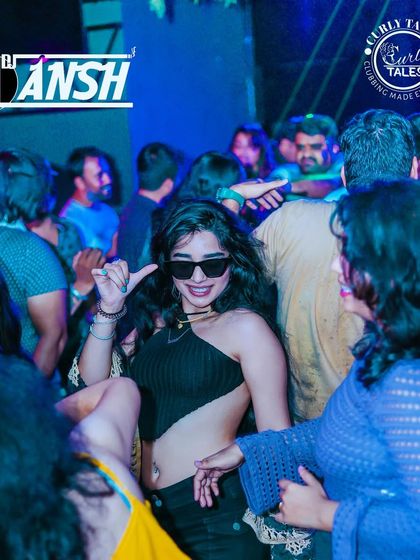 The cool crowd at Howln Pub, dancing and having a great time.