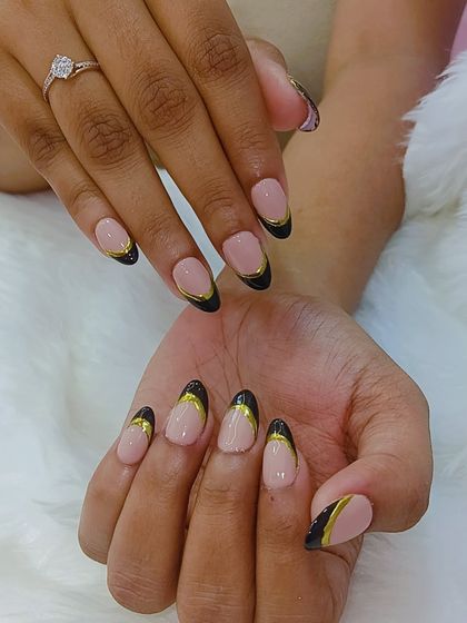 Because your nails deserve to be a masterpiece. This elegant set features a black and gold glitter French tip with a delicate gold line accent.