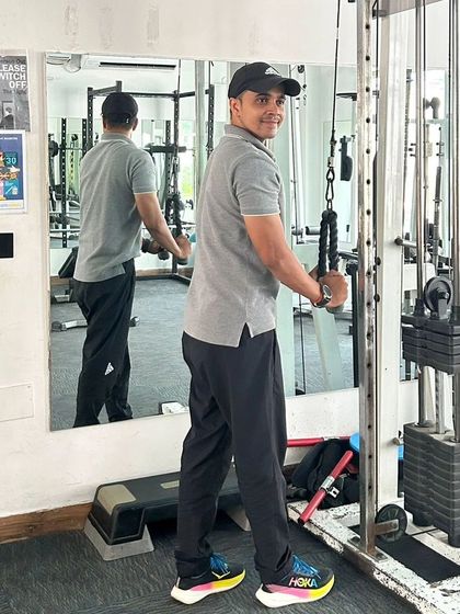 A side view of the tricep pushdown setup.