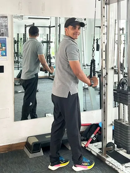 A side view of the tricep pushdown setup.
