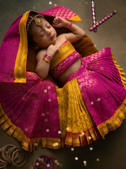 Wrapped in tradition, draped in love. This 25-day-old goddess, dressed for Navratri, shows how we can weave your cultural heritage into beautiful, artistic portraits for your newborn.