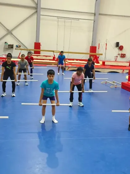 Teaching the basics of the deadlift movement to young athletes. Proper technique from a young age is the best way to ensure safety and maximize future strength gains.