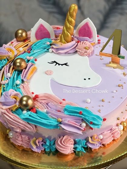 I love when you ask me to recreate a popular design like this unicorn cake. It features a beautiful pastel mane and a golden horn.