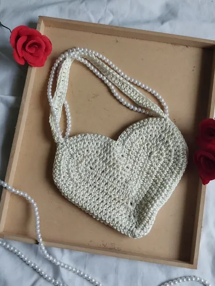 This handmade crochet heart bag with a pearl strap is perfect for those main character moments. It’s one of my favorite pieces to make, combining classic crochet techniques with an elegant, modern design.