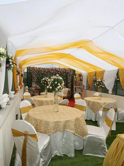 We specialize in creating beautiful settings for intimate events, like this elegant lockdown wedding. Our team decorated this tent with a yellow and white theme, providing a cheerful and memorable space for the celebration.