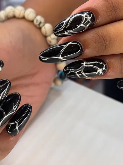 A bold and graphic design in black and silver. This set features a glossy black base with intricate, abstract silver chrome lines that create a mesmerizing pattern.