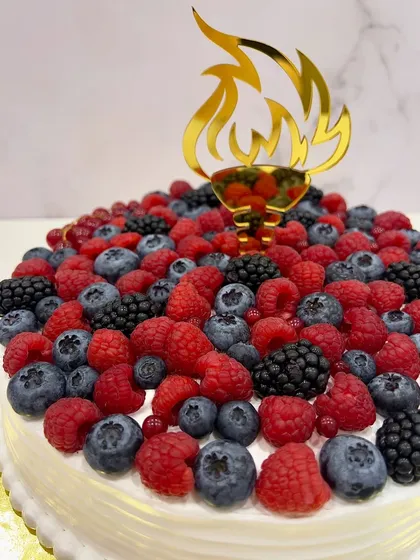 It was an honor to create this White Chocolate & Berries cake for Shri Uddhav Saheb Thackeray. It features a moist vanilla cake with white chocolate ganache, raspberry compote, and a topping of fresh berries.