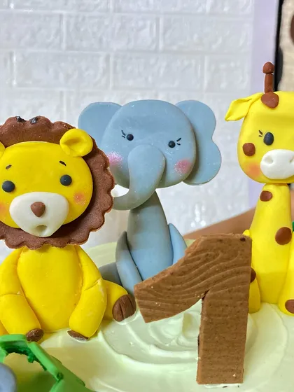 A close-up on the cute, handcrafted fondant animals from our safari-themed cake.