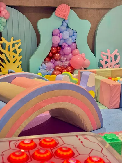 From a pastel soft play area and a cotton candy cart to a buffet with an LED screen backdrop showing aquatic life, every element was designed to immerse guests in Miraya's mermaid world.