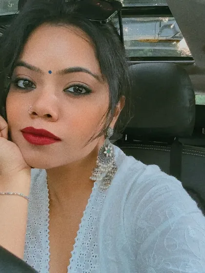 The details make the design. A closer look at how the right makeup and accessories, like these silver jhumkas, complete an elegant ethnic look. My image consulting service covers everything from your outfit to your grooming.