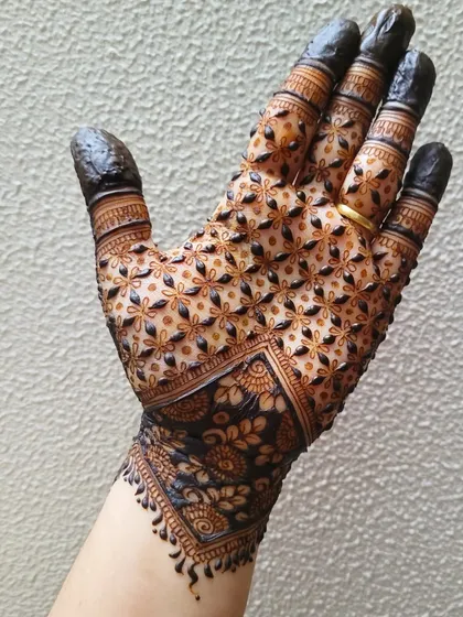Another self-indulgent grid design. The back of the hand is filled with a delicate floral grid pattern, with solid fingertips to create a bold contrast.
