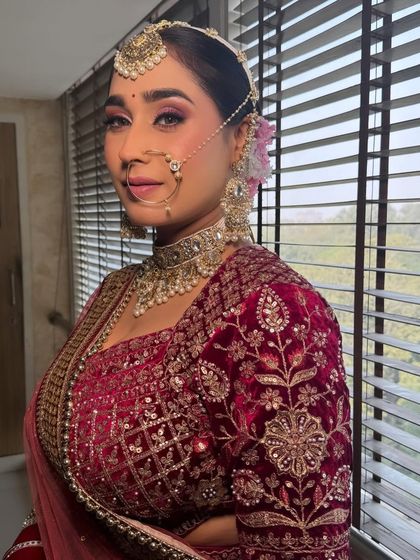 My bride Varda looked stunning. I created a look with dramatic pink-toned eyes and a flawless base, captured here in direct sunlight with no filters.