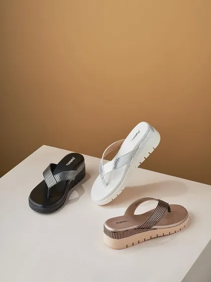 Clean product work for Pepitoes Footwear. This floating composition of three platform slippers gives them a sense of lightness and fun. The neutral background ensures the different colors and textures stand out.