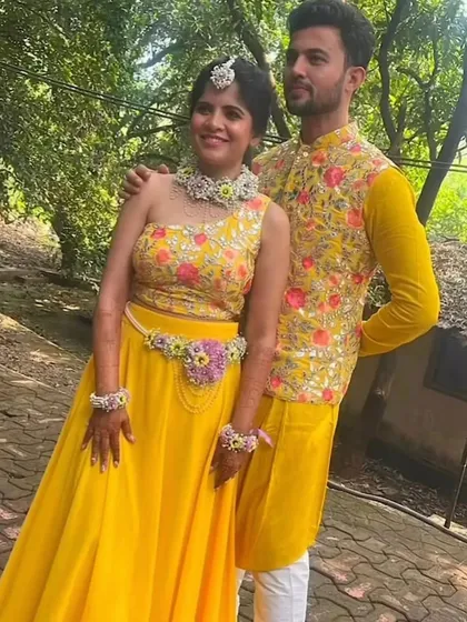 The happy couple, Amruta and Prasad, at their Haldi ceremony. Amruta is wearing a full set of our multi-coloured floral jewellery.