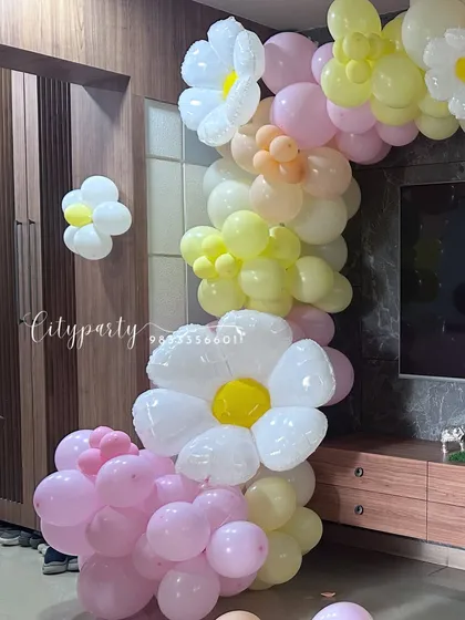 A detailed view of the daisy-themed balloon arch, showing the mix of colors and flower sizes.