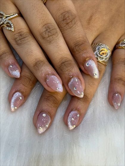 The full set of cat eye nails with stones, a perfect example of subtle glamour.