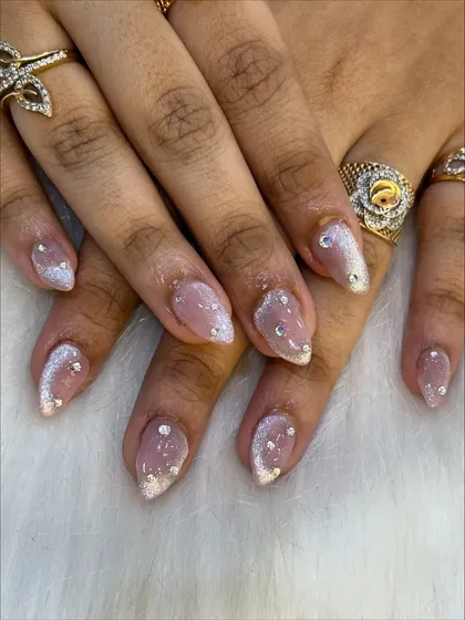 The full set of cat eye nails with stones, a perfect example of subtle glamour.