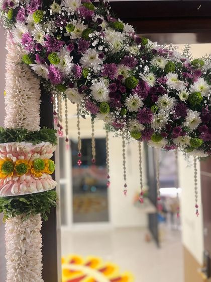 More details of a housewarming door decoration. Notice the combination of colors and textures using different types of flowers, a key aspect of floral design that we cover in the course.