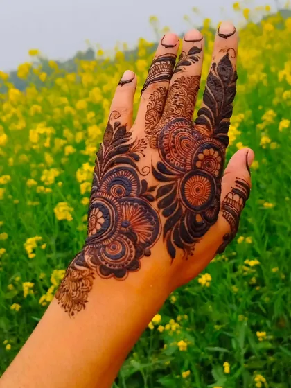 I love the flow of Arabic henna. This design combines bold paisley and floral elements with delicate shading, creating a look that is both striking and elegant against the beautiful backdrop. It's a popular choice for festivals like Eid.