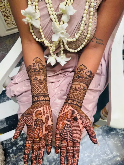 This design features detailed bride and groom portraits, a specialty of mine. I take great care to capture the essence of the couple, making the mehndi a cherished part of their wedding story.