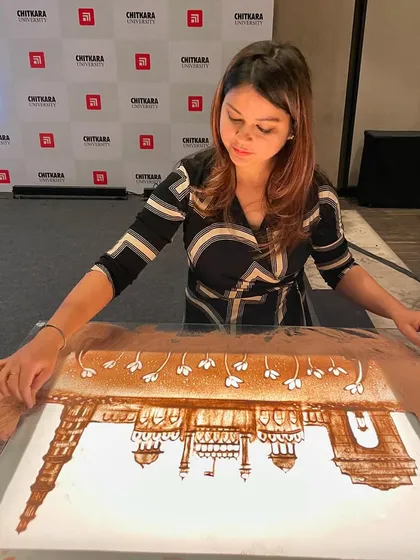Drawing India Gate during a corporate show for Chitkara University. It's a privilege to bring iconic landmarks and brand stories together in a single, flowing performance.