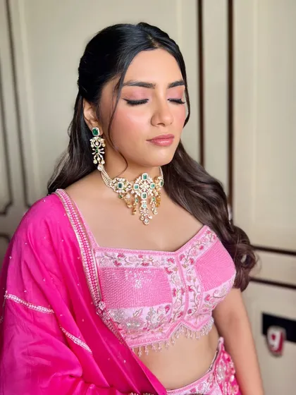 The soft pink eyeshadow and perfectly blended skin look so beautiful here. This engagement makeup is all about creating a fresh, youthful, and radiant glow.