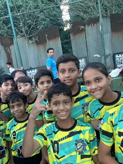 All smiles with the U-10 team after a good performance. The camaraderie and team spirit are just as important as the result.