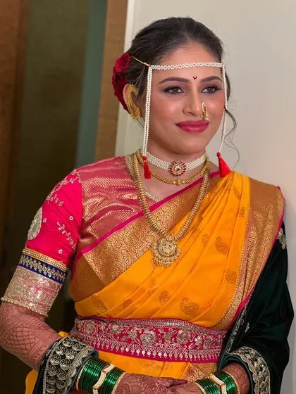 The complete look, showing the mundavalya (forehead ornament) that is central to a Maharashtrian wedding.