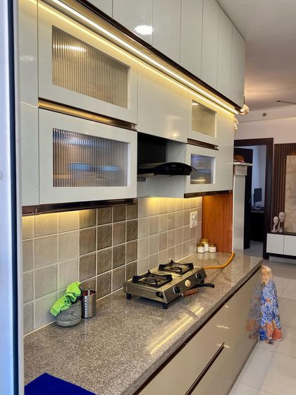 A close-up of the fluted glass cabinets with profile lighting, adding a touch of modern elegance to the kitchen.