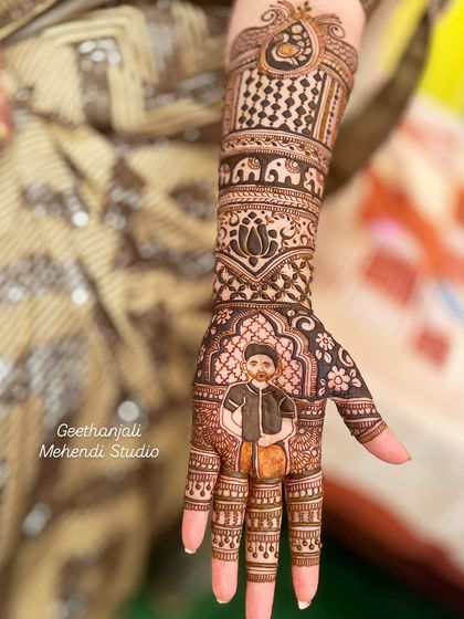 This bride wanted a portrait of a 'doli' drummer, a beautiful and unique element to include in her bridal mehendi.