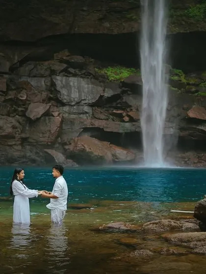 There is a special magic where water meets stone. For this adventurous pre-wedding shoot, we waded into the turquoise pool of a secluded waterfall, capturing a quiet promise in a place of immense natural power.