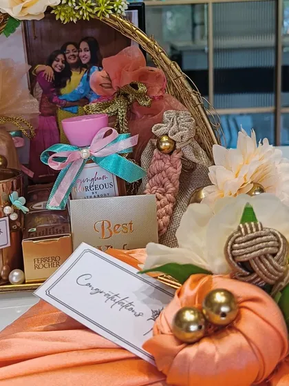 Another angle of the wedding hamper, highlighting the personalized photo frame and the mix of textures and colors that make it so special.
